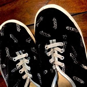 Old navy skate board shoes